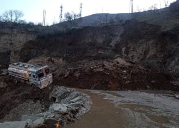 Jammu-Srinagar National Highway blocked due to a massive mudslide