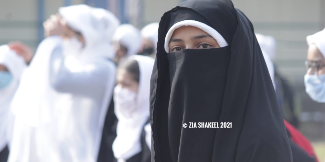 Photo’s available: Schools reopen for classes 8th to 12 for students in Kashmir