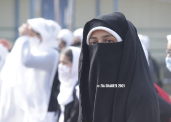 Photo’s available: Schools reopen for classes 8th to 12 for students in Kashmir