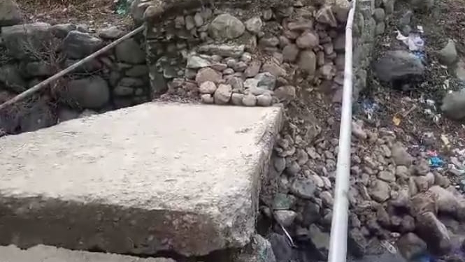 Kashmir: Old Foot over bridge collapses