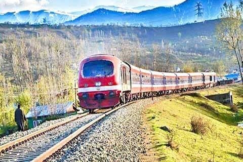 30-year-old labourer crushed to death by train in Kashmir