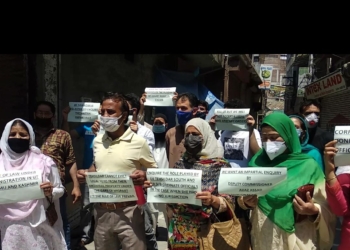 Local Mohalla Committee accuses Tehsildar of ‘favouritism’, Stages protest in Srinagar