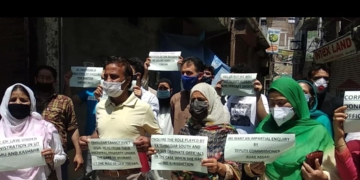 Local Mohalla Committee accuses Tehsildar of ‘favouritism’, Stages protest in Srinagar