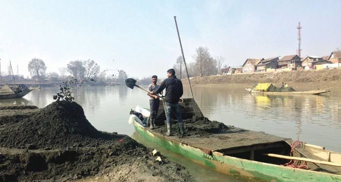 Youth slips into Jhelum while extracting sand, feared dead