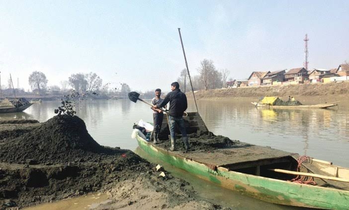 Youth slips into Jhelum while extracting sand, feared dead