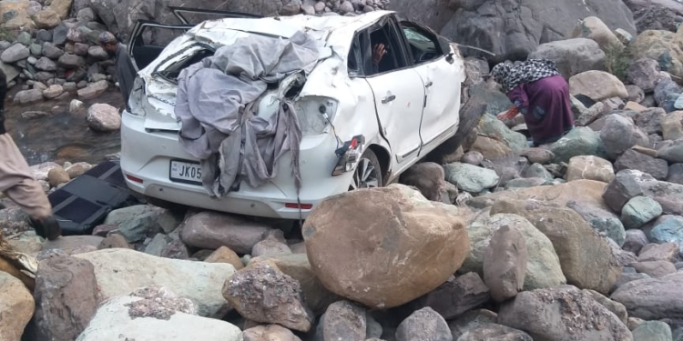 Husband injured, wife miraculously escapes unhurt in road accident in Uri