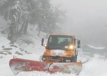 Fresh Snowfall In Tangmarg, Baba Reshi and Gulmarg: Snowfall started in Shopian