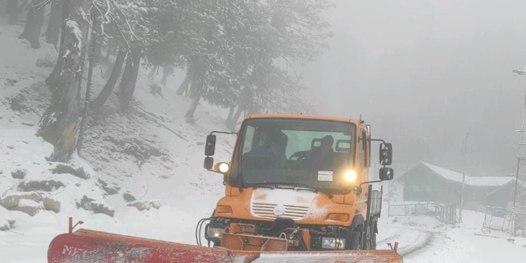 Fresh Snowfall In Tangmarg, Baba Reshi and Gulmarg: Snowfall started in Shopian