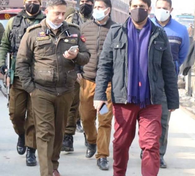 DC Srinagar oversees implementation of weekend restrictions