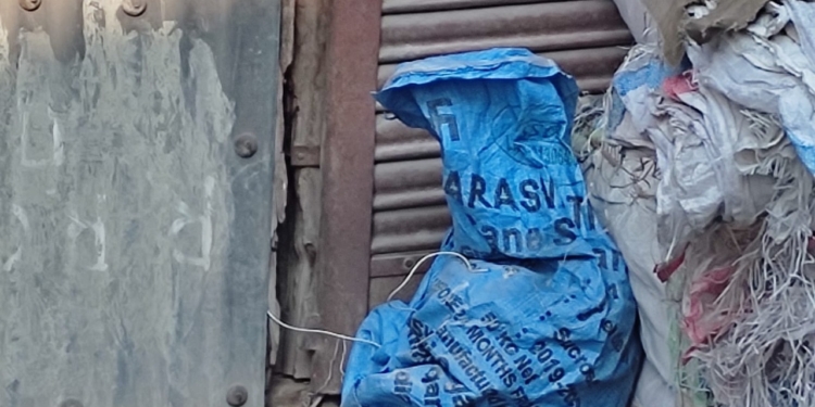 Suspicious bag has been found in Srinagar,Bomb Disposal Squad has rushed to the spot