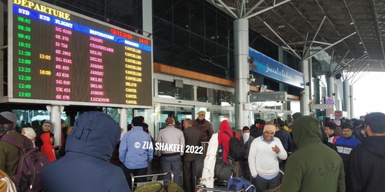 Snowfall in Kashmir; several flights delayed, far-flung road shut