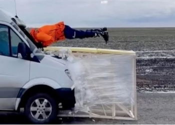 Russian stuntman Evgeny Chebotarev pulled a new dangerous stunt by flying through a Mercedes minibus traveling at 50 mph