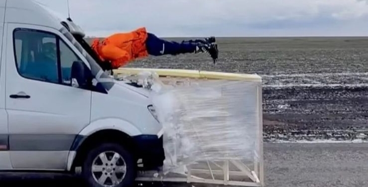 Russian stuntman Evgeny Chebotarev pulled a new dangerous stunt by flying through a Mercedes minibus traveling at 50 mph