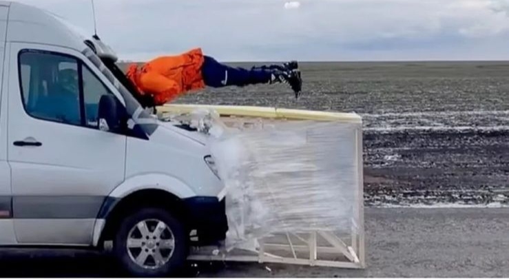 Russian stuntman Evgeny Chebotarev pulled a new dangerous stunt by flying through a Mercedes minibus traveling at 50 mph