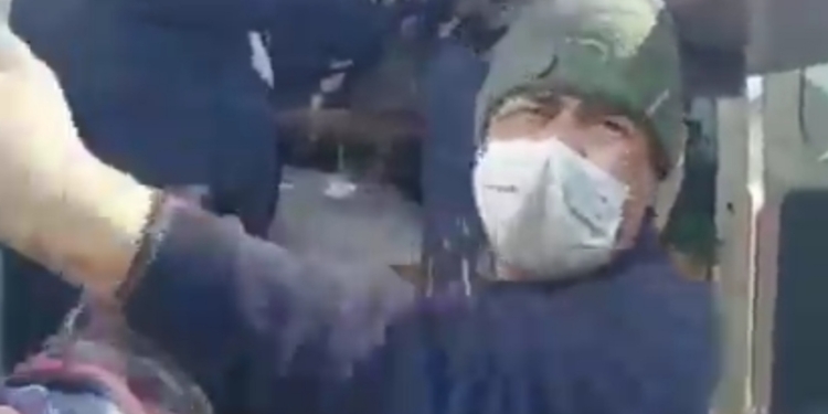 Heartbreaking video from Lal Chowk,“I’m a father of four girls, what wrong I’ve done to you, please don’t do this, where will I go,”as Anti-encroachment drive by Municipality employees