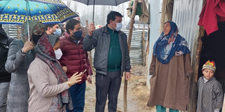 Comm Secy visits Kupwara, reviews ongoing dev works under RDD sector