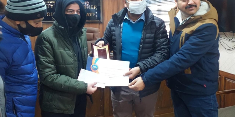 Big update Aroosa Parvaiz class 12th Topper felicitates by the Deputy Commissioner Srinagar Mohammad Aijaz Asad