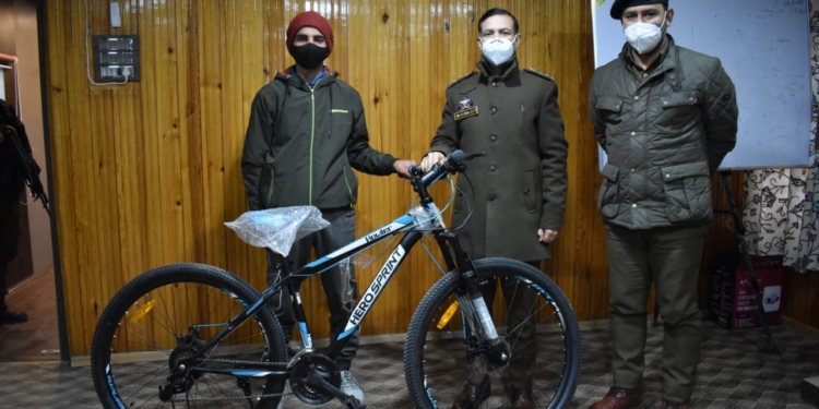 SSP Budgam felicitates NEET Qualifier Uzma Zehara, gifts cycle to enthusiast cyclist