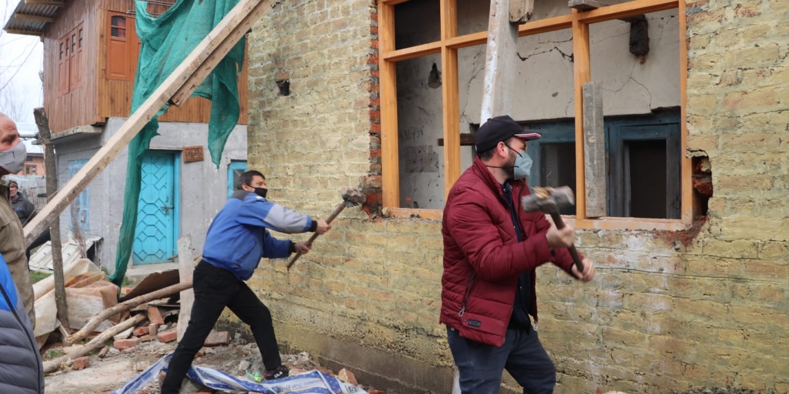 Watch: Two Illegal Construction Demolished by LCMA in Srinagar Today
