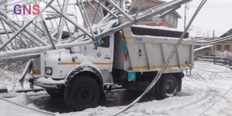 2 Vehicles Damaged As PDD Transmission Tower Collapses Due to Snowfall in Srinagar
