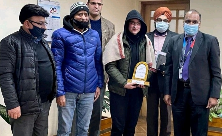 MD & CEO J&K Bank Baldev Prakash today felicitated Aroosa Parvaiz, who secured first position in the recently declared class twelve results