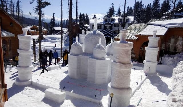 Snow sculpture of Taj Mahal becomes cynosure of all eyes in Gulmarg created by the Grand Mumtaz Resorts