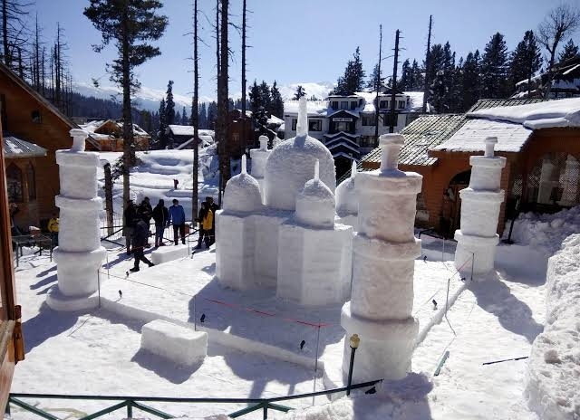 Snow sculpture of Taj Mahal becomes cynosure of all eyes in Gulmarg created by the Grand Mumtaz Resorts