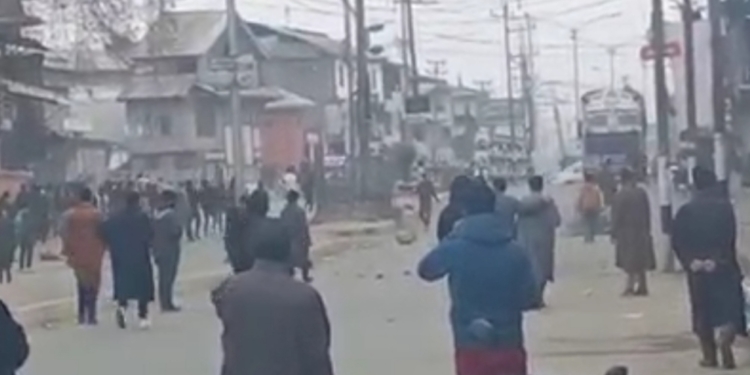 Kashmir: Girl among seven people injured as clashes rock