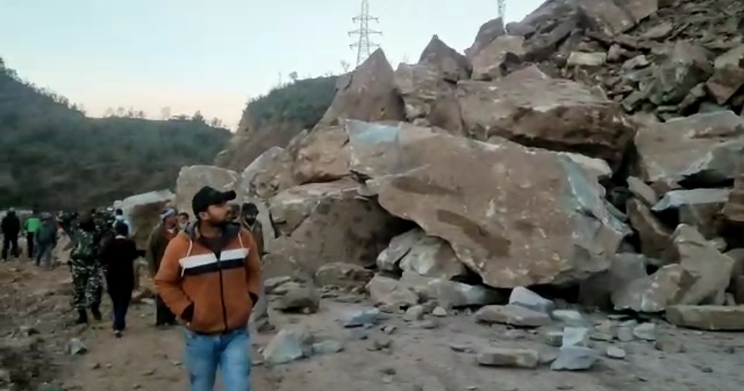 Watch Video: Massive landslide once again blocked  Jammu-Srinagar National Highway