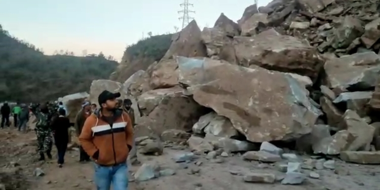 Watch Video: Massive landslide once again blocked Jammu-Srinagar National Highway