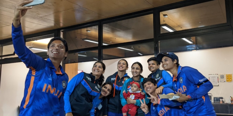 Watch: Indian cricketers show love to Pakistan captain…..