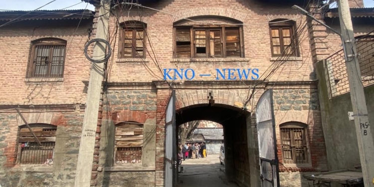 Govt asks 50 families living at Yarkandi Sarai, Safa Kadal to vacate within 7 days