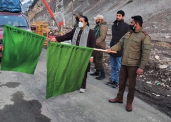 Srinagar-Leh highway thrown open for light motor vehicles in presence of police, civil officials