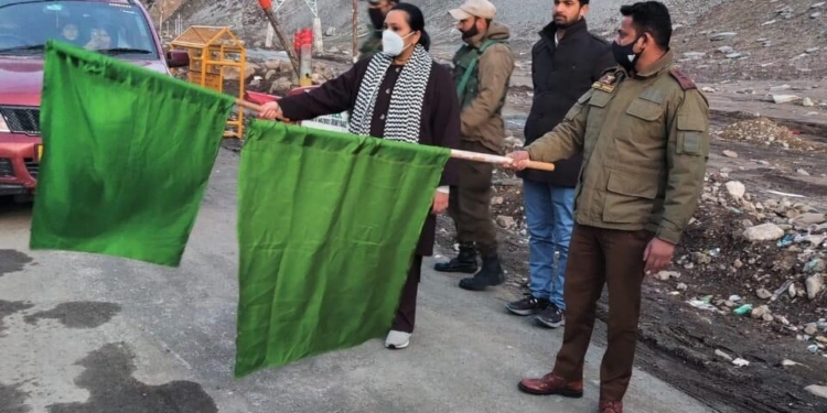 Srinagar-Leh highway thrown open for light motor vehicles in presence of police, civil officials