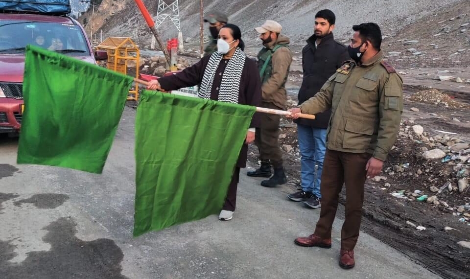 Srinagar-Leh highway thrown open for light motor vehicles in presence of police, civil officials