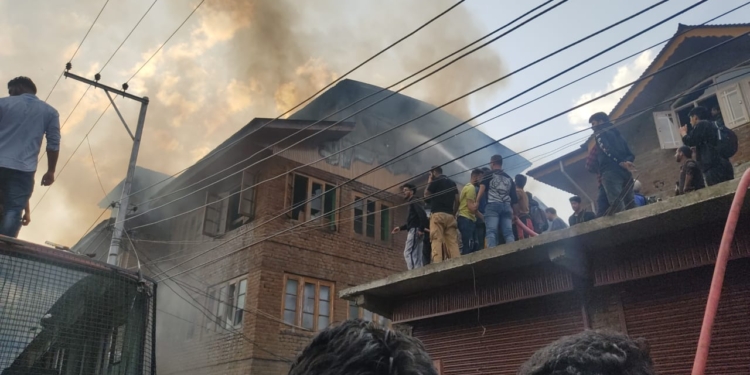 WATCH VIDEO: Residential house gutted in Rajouri Kadal blaze