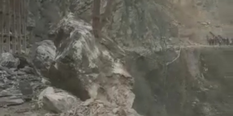 Landslide Halts Traffic On Jammu-Srinagar Highway Video Available click on link