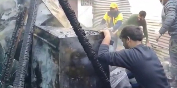 8 Houses Gutted Watch Video: As Devastating Fire Leaves 24 Families Homeless In Batamaloo Srinagar; 10 Firemen Injured