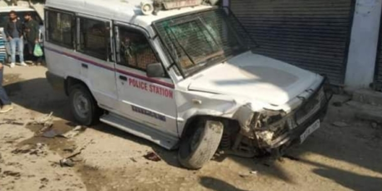 3 Policemen Among 4 Injured In Kashmir….
