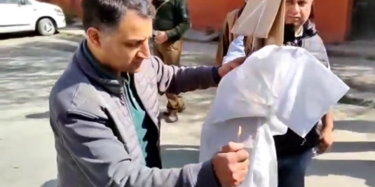 Watch Kashmiri pandith burn the effigy of militant turn separatists leader bitta karate