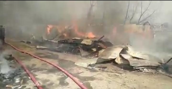 17 residential tin sheds, godown, shop, car gutted in Srinagar blaze