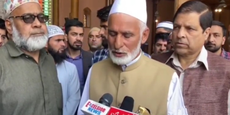 Watch huge rush of people was witnessed  during the 2nd day of holy month of Ramadan at Jamia Masjid, the grand mosque of Srinagar