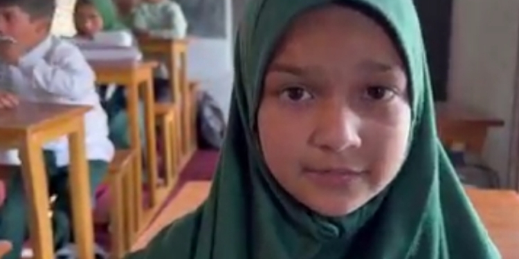 In Video Unauthorized absence of teachers from duties in a government school Spoil education for poor children in Kashmir