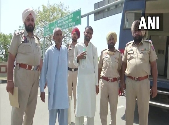 India releases two Pakistani nationals