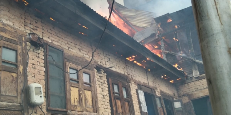Massive Fire Breaks Out in Malakhnag Residential Area in Kashmir…
