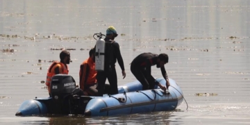 53-year old man jumps into the river in Srinagar..