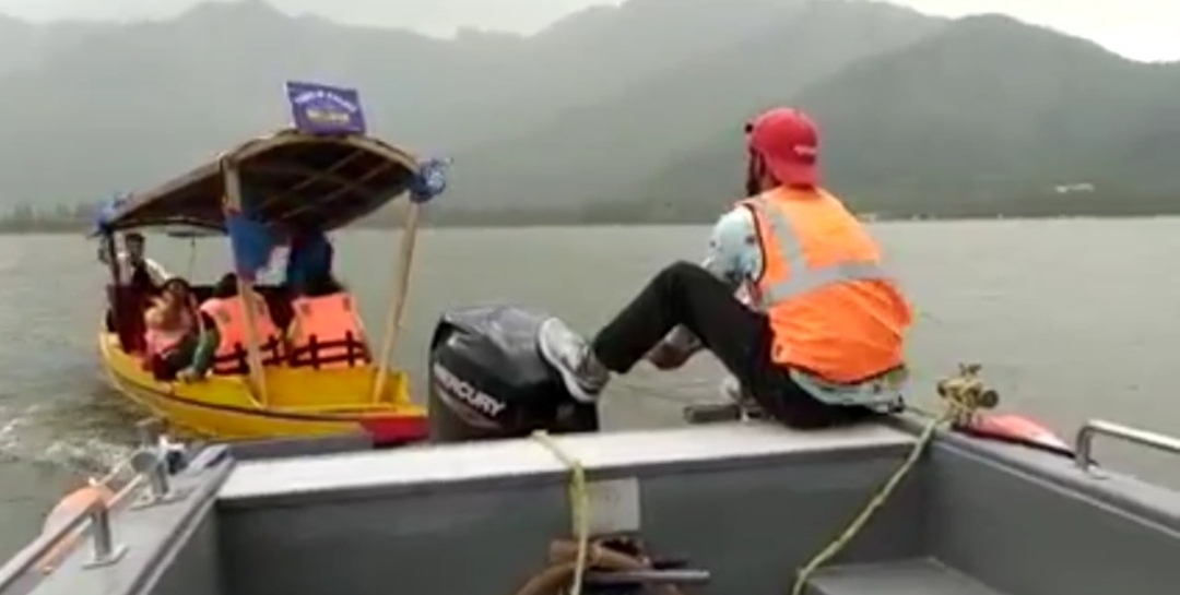 Watch Amid Gusty Winds, Tourists & Locals in Dal Lake Evacuated to Safer Locations