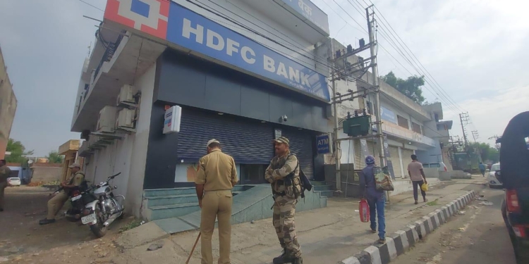 Burglars decamp with cash from Pvt Bank in Jammu And Kashmir….