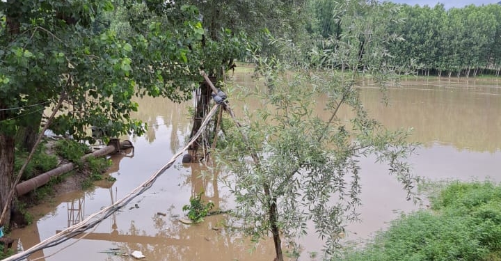 Incessant Rains: Flood like situation in Kashmir; 2 feared dead, all highways closed, Jehlum roars again