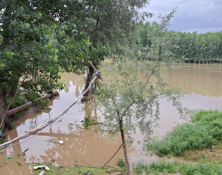 Incessant Rains: Flood like situation in Kashmir; 2 feared dead, all highways closed, Jehlum roars again